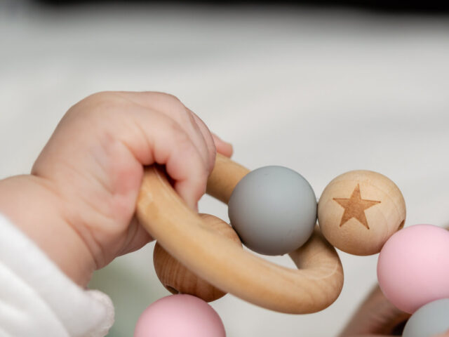 juguetes de madera para bebés