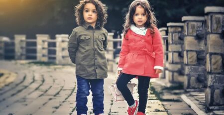 Analizamos la psicología del color en la ropa infantil y cómo influye en el bienestar y desarrollo del niño. Ilumina su mundo con colores adecuados